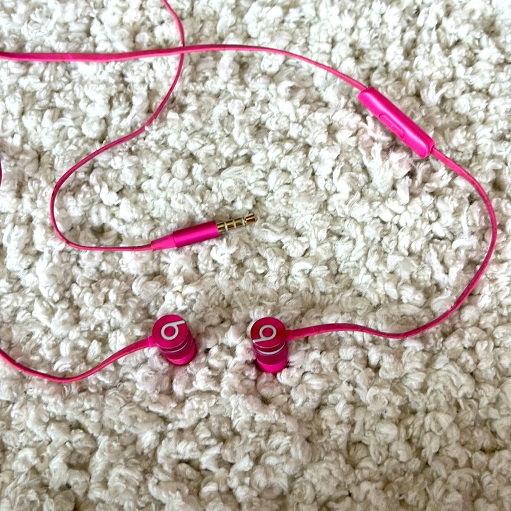 DR DRE EAR BUDS IN PINK